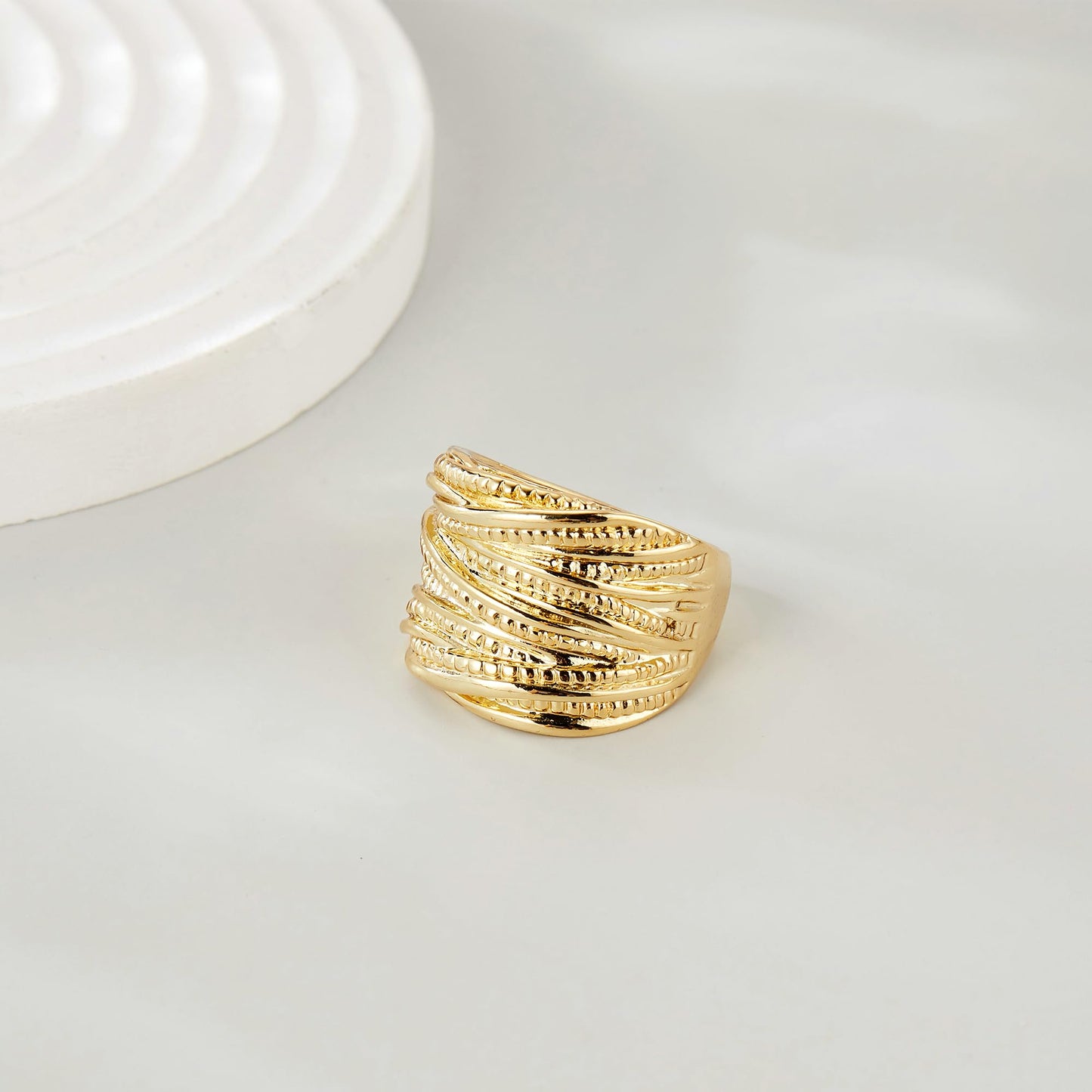 Mytys 2 Tone Intertwined Crossover Statement Ring Fashion Chunky Band Rings for Women Black Gold Silver Rose Gold Plated Wide Index Finger Rings Costume Jewelry (Gold, 9)