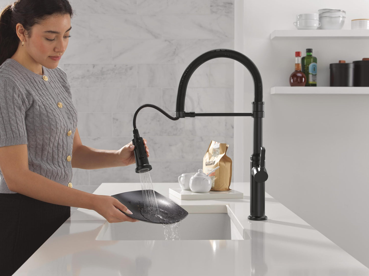 Delta Rhett Pro Style Commercial Kitchen Faucet with Pull Down Sprayer, Single Hole Matte Black Kitchen Sink Faucet, Single Handle, Matte Black 18829-DST