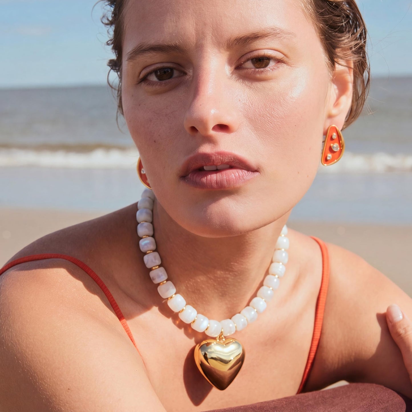 MIUSISHIYU Cream White Faux Alabaster Resin Chunky Necklaces for Women, Trendy Beaded Puffy Gold Heart Pendant Statement Choker, Lightweight Boho Y2K Summer Beach Jewelry