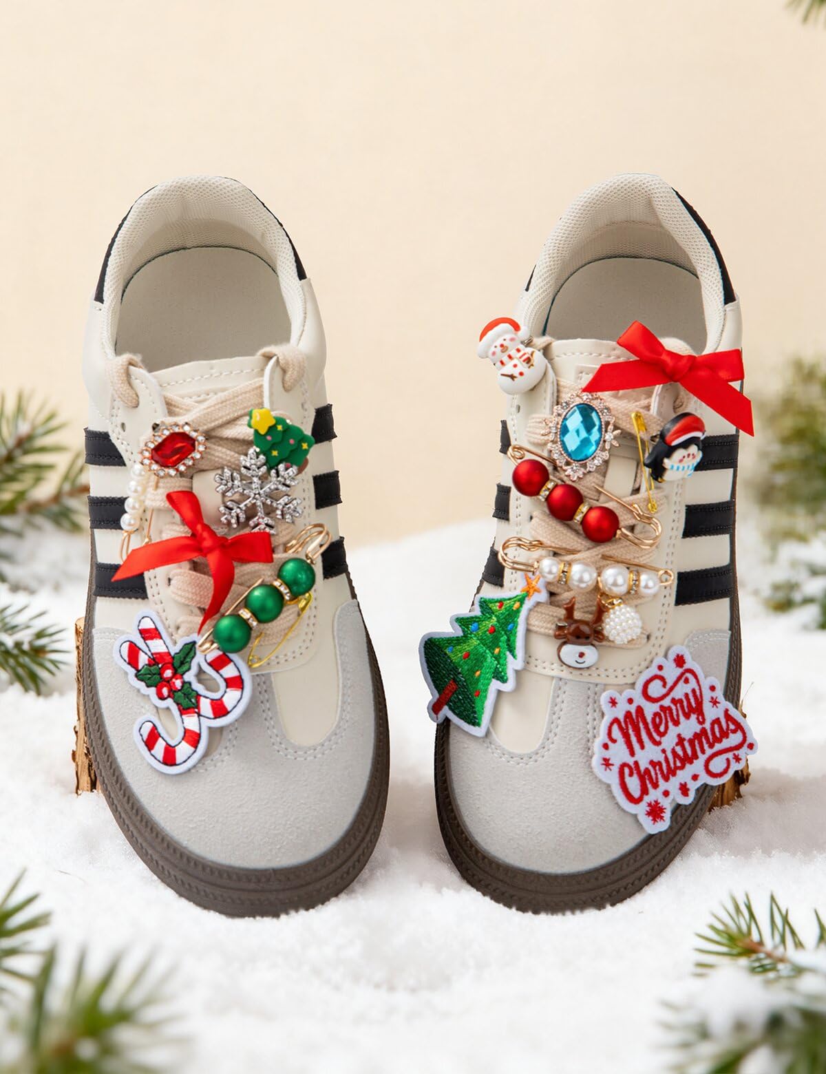 RQAYE 168Pcs Christmas Junk Socks Charms Kit, Gold Brooches and Pins for Women,Pearl and Rhinestone Shoe Charms with Safety Pins for Holiday Decoration