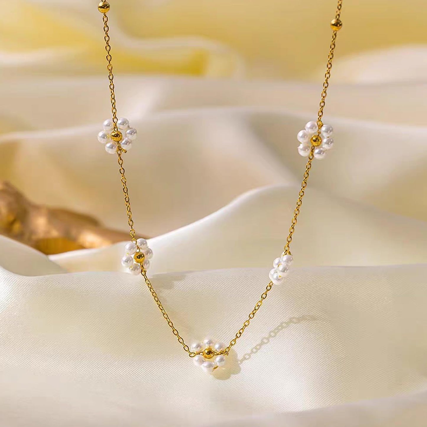 Zeffy Gold Pearl Daisy Necklaces 14K Gold Plated Dainty Chain Cute Daisy Pearl Choker Necklace Flower Necklaces for Women Trendy Jewelry Gifts