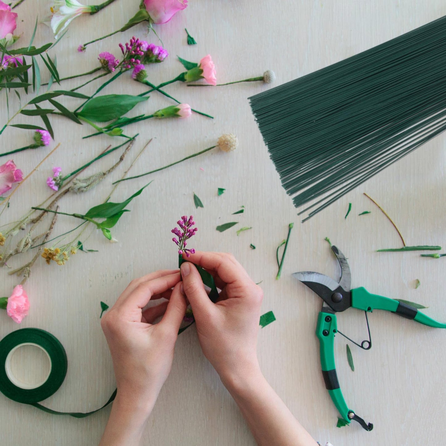 Zonon 220 Pcs 16 Gauge Enameled Floral Wire 18 Inch Florist Wire Bulk Flower Stems for Crafts DIY Bouquet Wrapping Artificial Flower Arrangements Supplies Wedding Prom Corsage, Dark Green