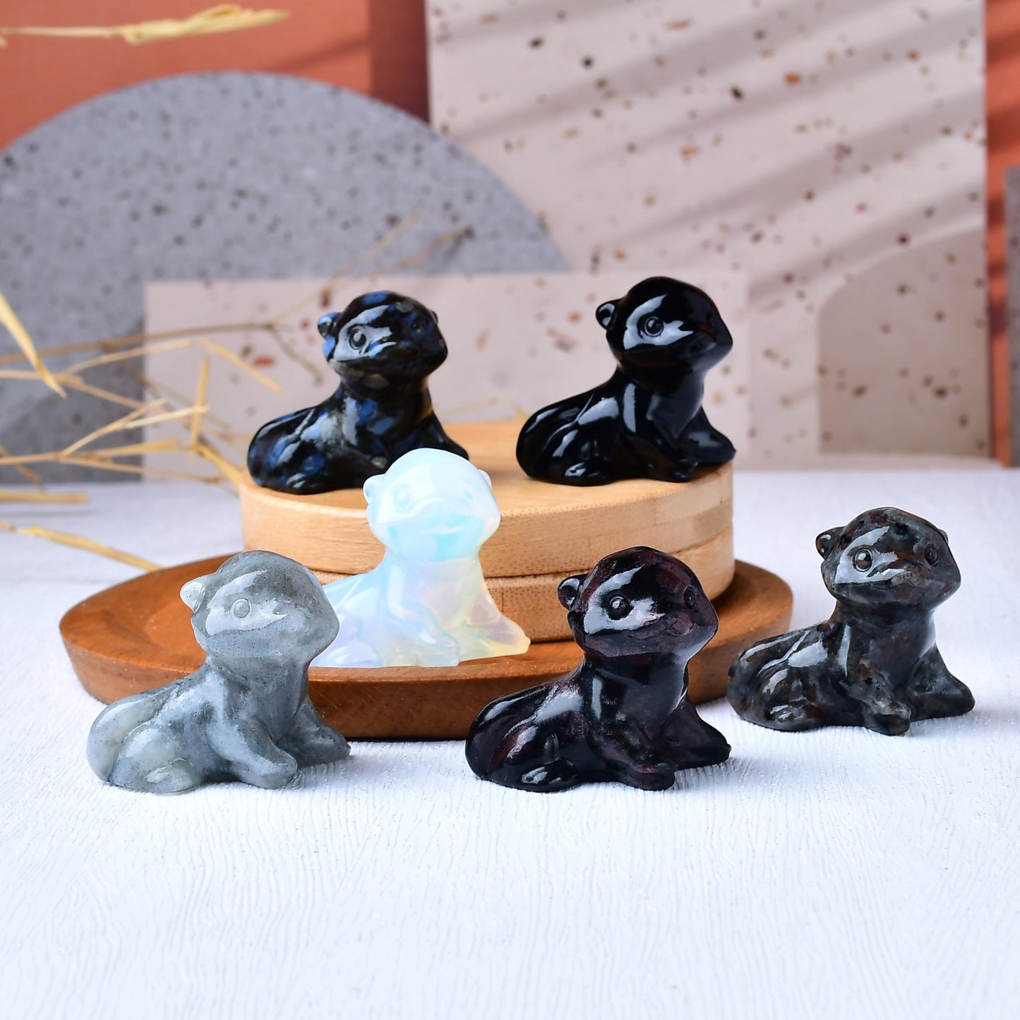 WUYOUSHI Black Obsidian Otter Figurine - Hand Carved Healing Crystal Otter Statue, Lucky Gemstone Sculpture for Home Office Desk Decor, Spiritual Gift for Animal Lovers & Nature Enthusiasts