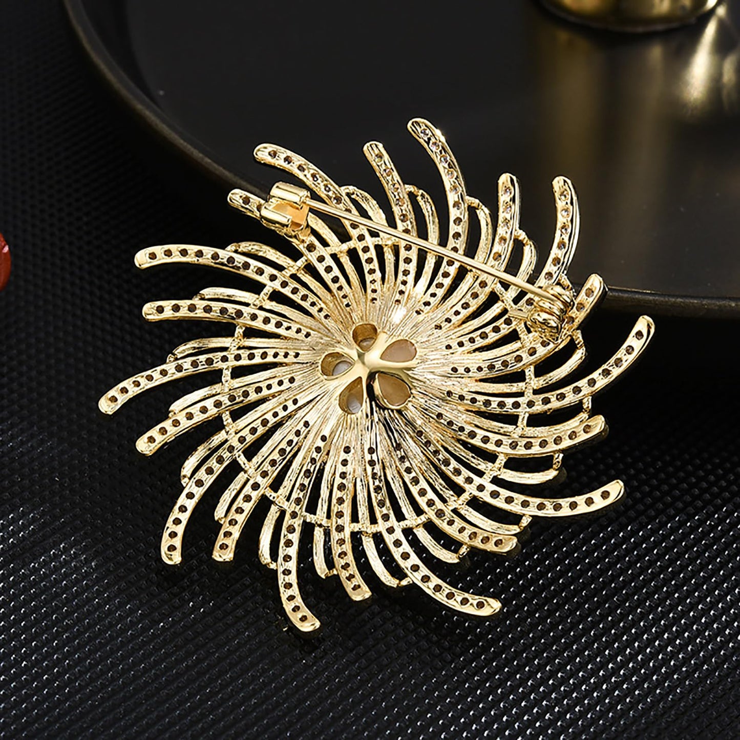 AILONMEI Brooches Jewelry for Women Fashion, Elegant Designer Costume Corsage Pearl Brooches & Pins Christmas Gift (Equinox Flower)