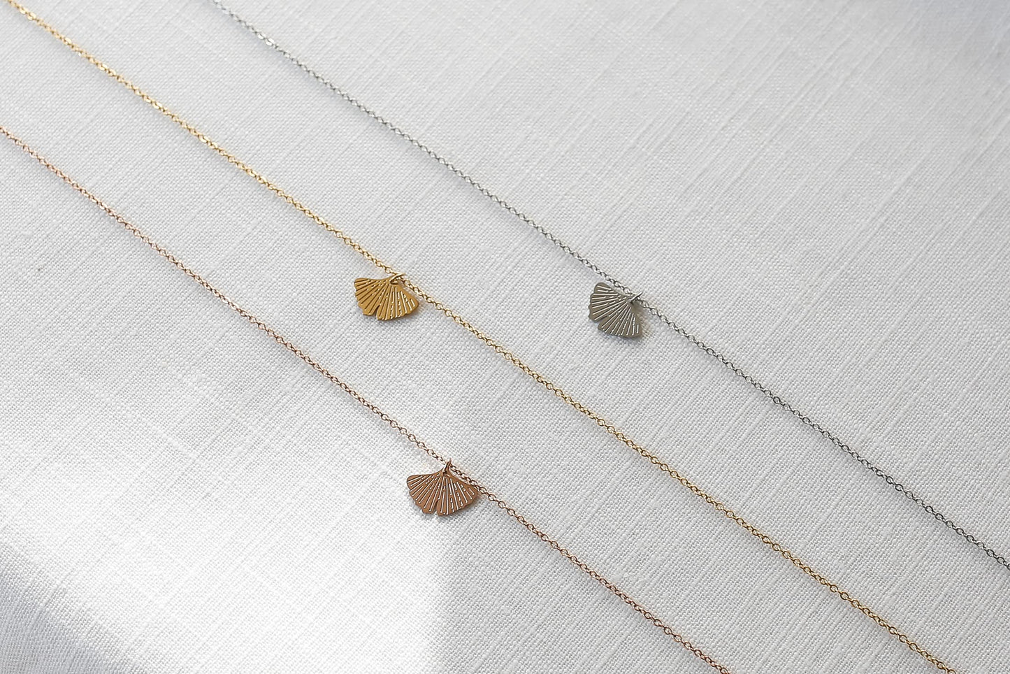 LUUK LIFESTYLE Necklace for women with ginkgo leaf pendant and HAPPINESS gift card, modern and minimalist fashion accessory, jewelry for everyday wear, good luck charm, zen yoga gift, gold
