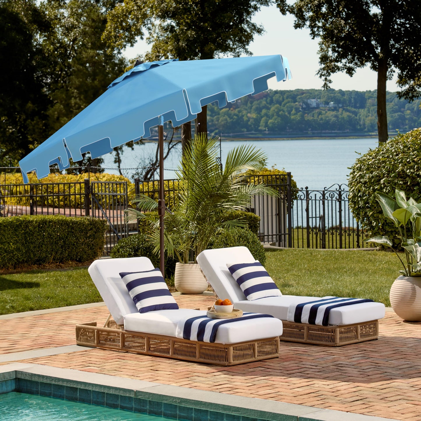 SAFAVIEH 9ft Outdoor Patio Umbrella, Round, Zimmerman Collection, Light Blue & White Trim, Button Tilt, UV Resistant for Deck, Backyard, Poolside (PAT8000D)