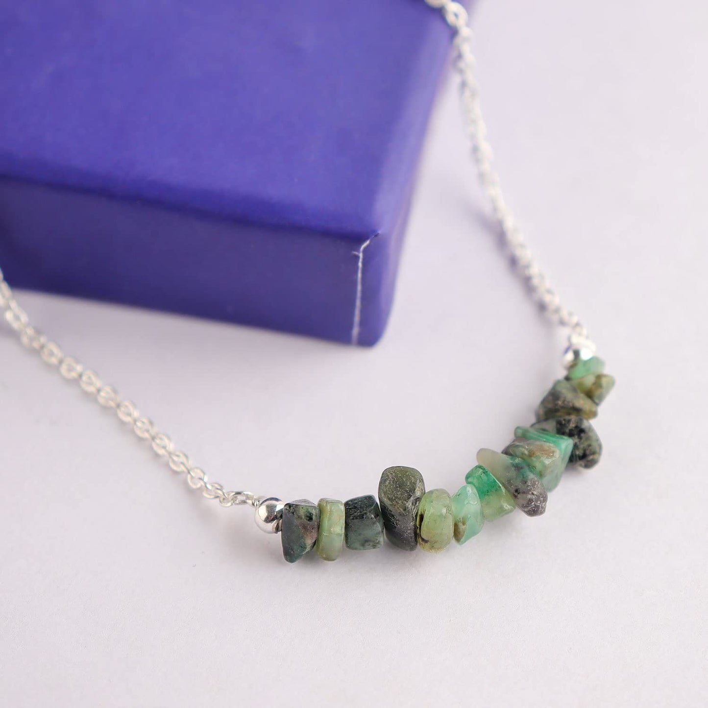 Gemimpression Handmade Emerald Chips Bar Bracelet – Natural Energy Healing Crystals – Silver Plated Adjustable 8 Inch Chain – Christmas Gift