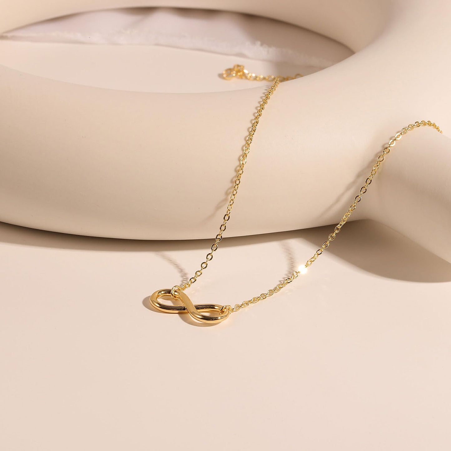 VRIUA Gold Linked Pendant Necklace 14K Gold Plated Dainty Choker Necklace Minimalist Jewelry Everyday for Women