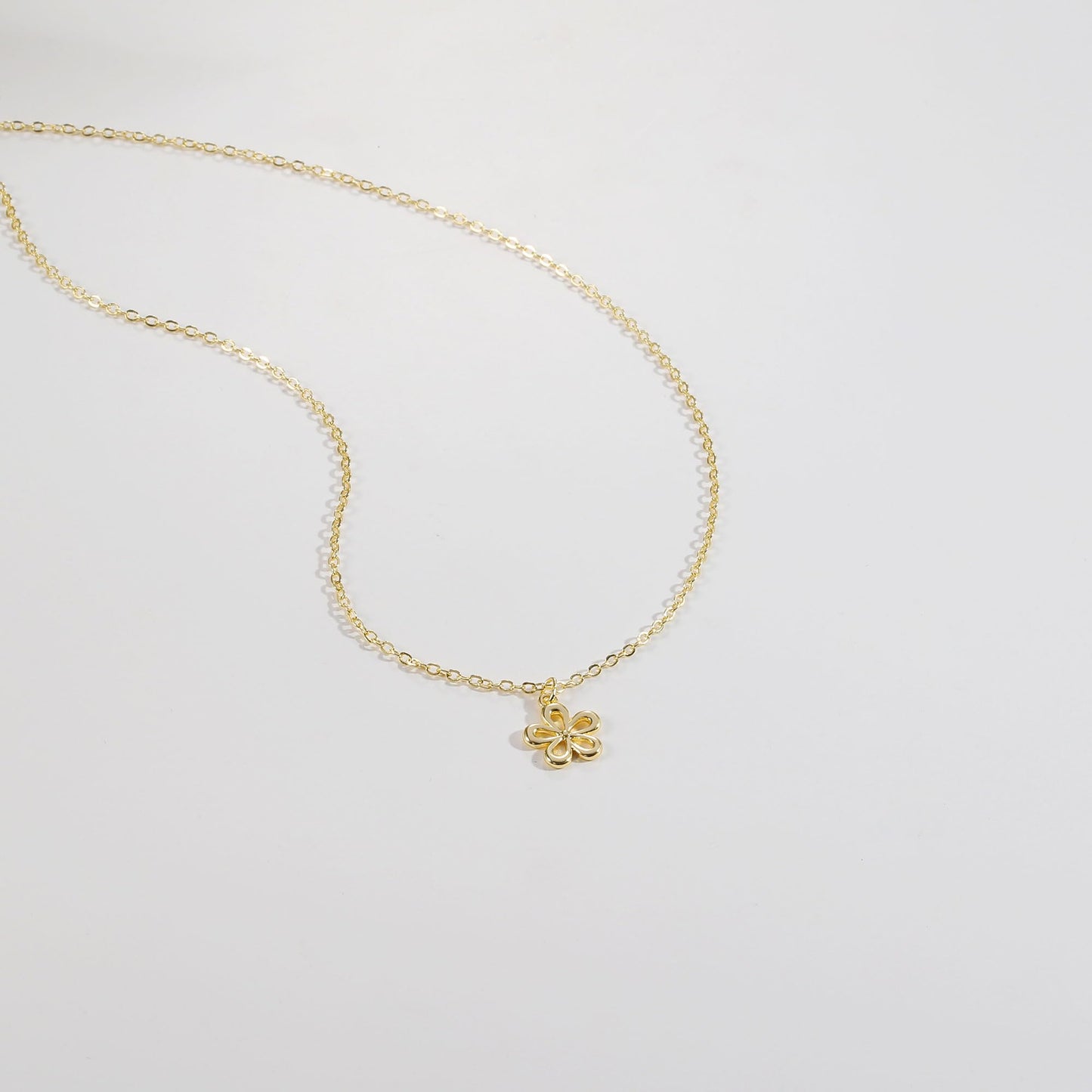 GUOKE Flower Necklace - 14K Gold Plated Dainty Gold Necklace Simple Jewelry for Women