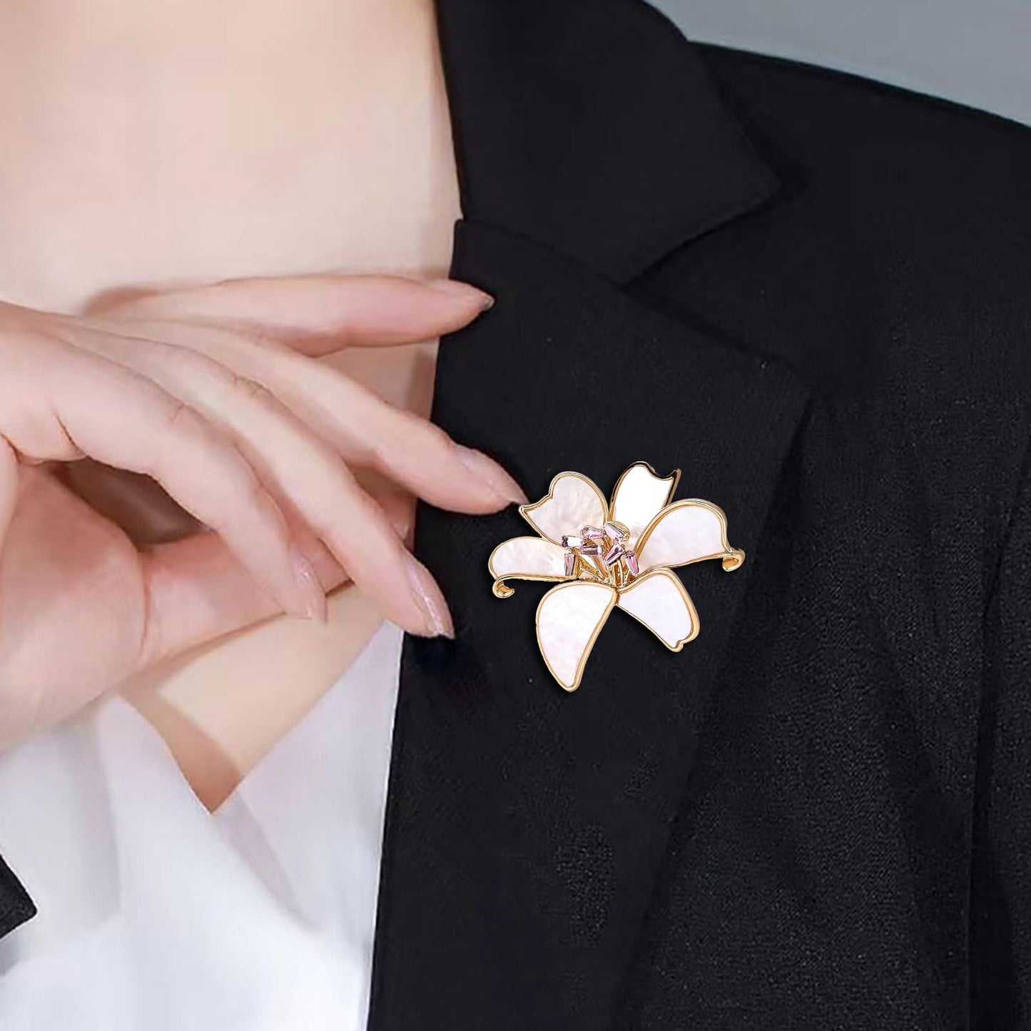 Enamel Lily Floral Brooch Fashion White Rhinestone Crystal Lapel Pins Vintage Elegant Brooch Mother's Day Wedding Gift Jewelry