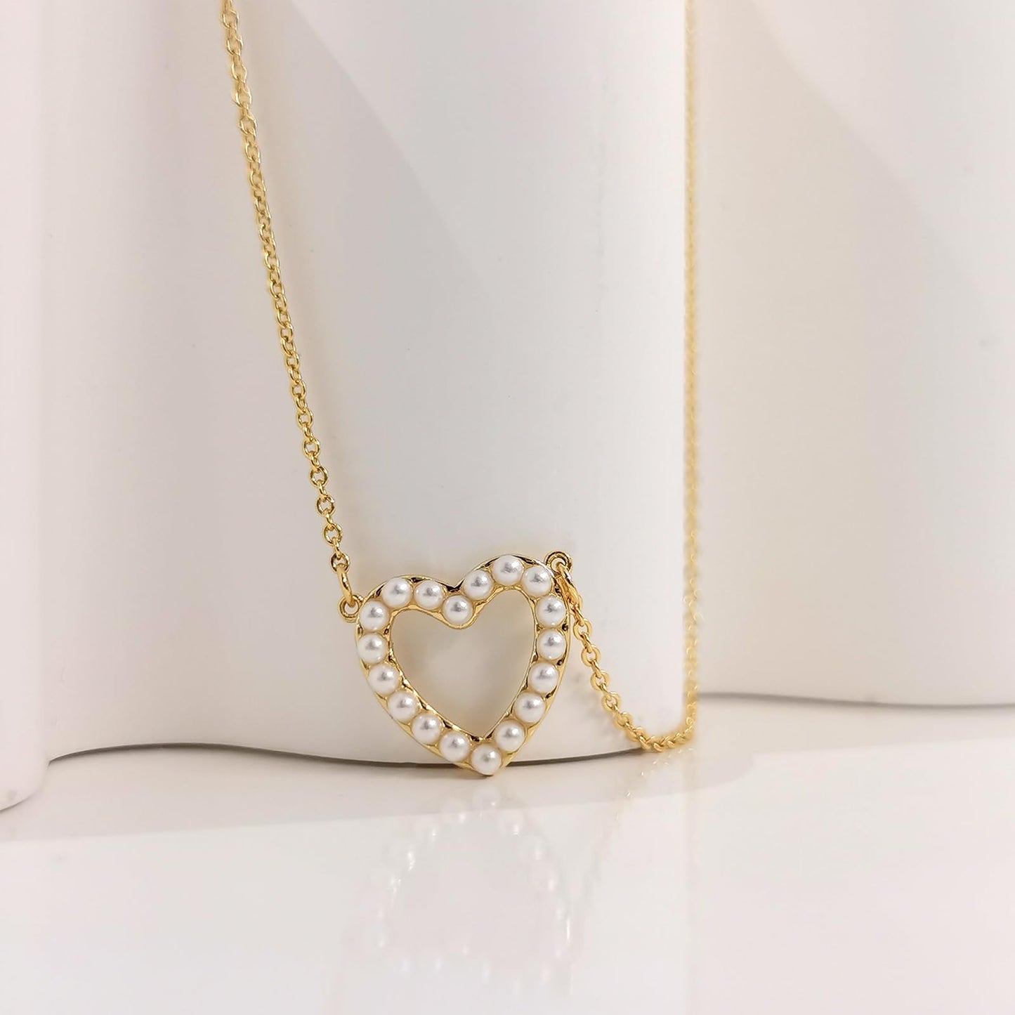Zeffy Heart Pearl Necklace for Women Dainty Gold Pearl Heart Necklace Cute Heart Love Necklaces Simple Heart Pendant Necklace Trendy Jewelry for Women