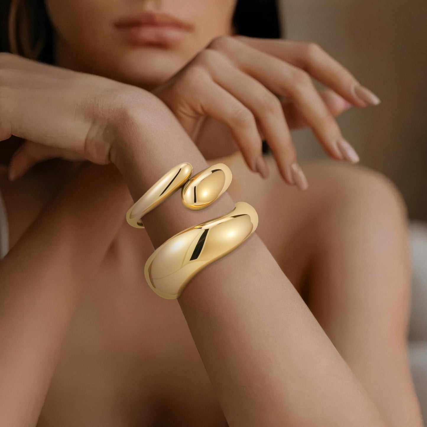 Yowivon Gold Bangles for Women, 2PCS Teardrop Chunky Gold Bracelet Set, Hinged Bangle Bracelets Stack for Women, Non Tarnish Bold Wrist Cuff, Trendy Jewelry Gifts for Christmas Valentine Birthday