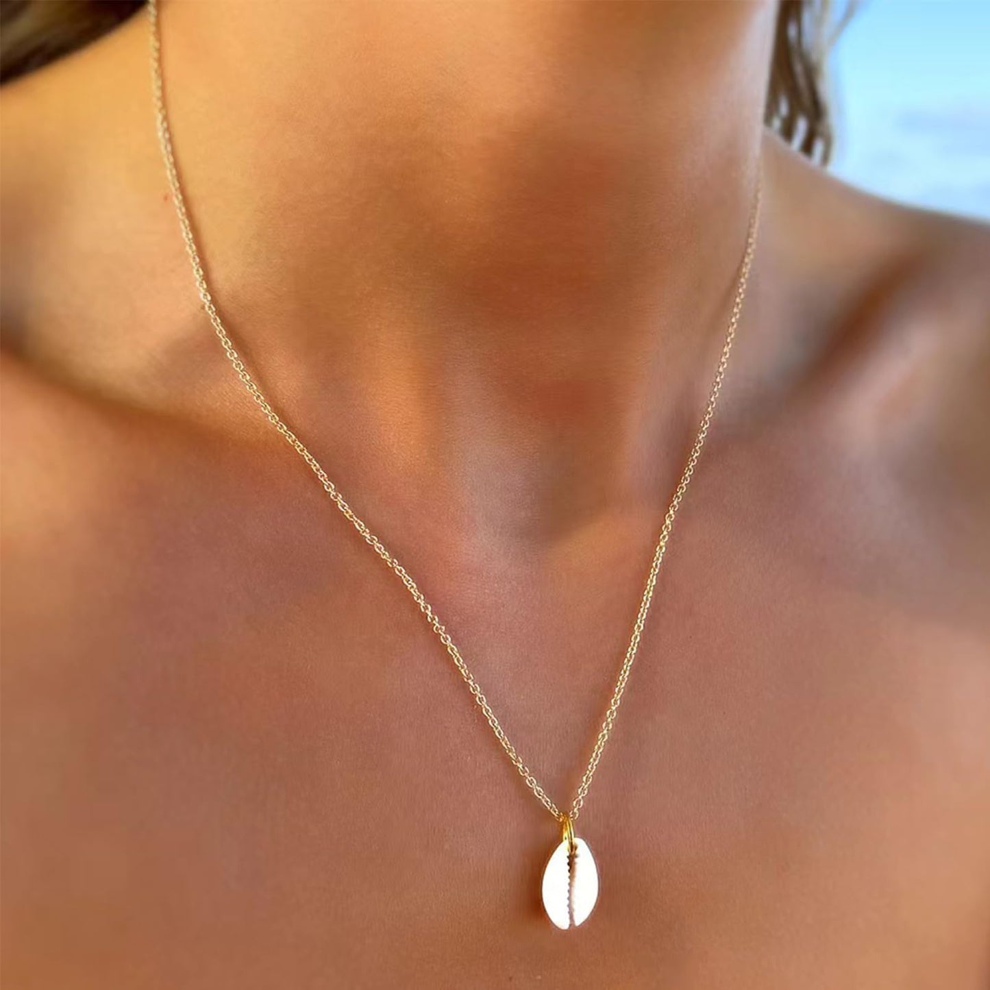 Shell Starfish Necklace for Women Gold Tone Layered Beach Jewelry Pearl Seashell Charm Adjustable Coastal Necklace for Summer Vacation Outfits Gifts