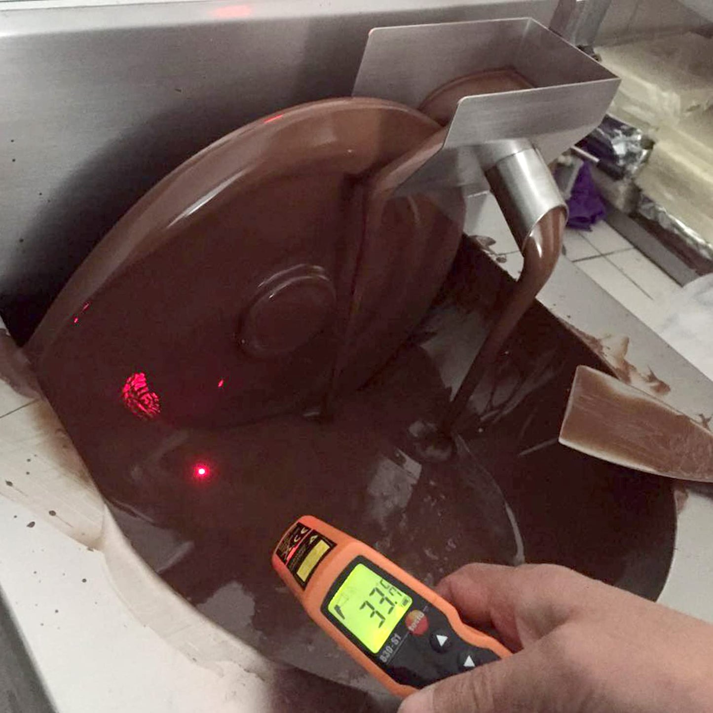 Koalalko Commercial Chocolate Fountain Machine Chocolate Melting Tempering Machine Commercial Hot Chocolate Heater 1200W 12.4L 110V Vibration 8kg/batch