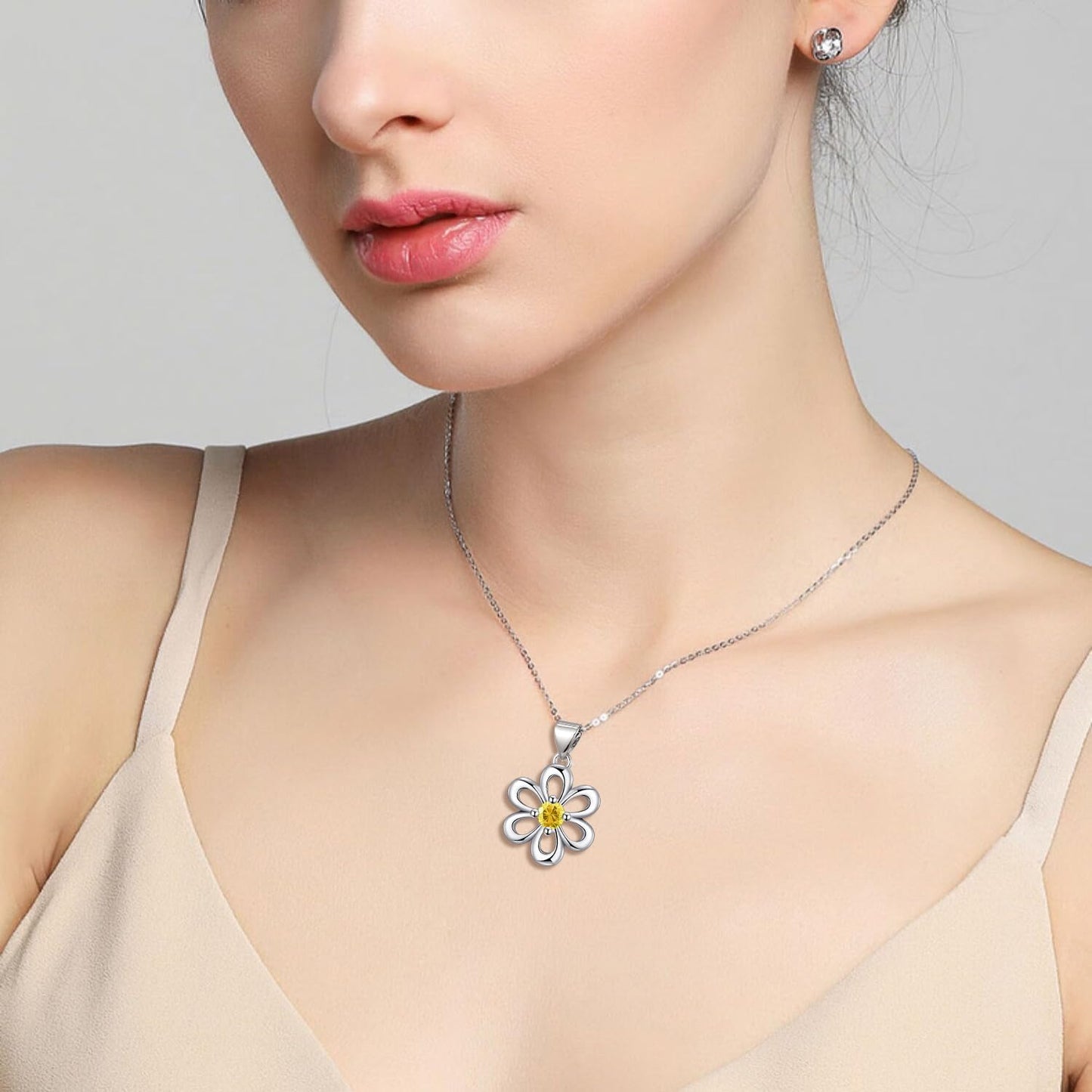 HELORET Daisy Necklace Dainty Daisy Flower Pendant Jewelry for Women Birthday