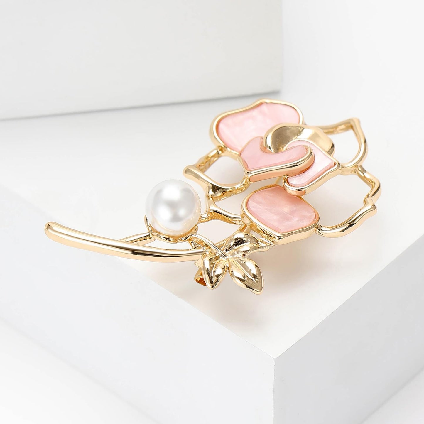 Camellia Flower Brooch Pins Pearl Flower Bouquet Brooch Lapel Pins Sweater Coat Dress Accessories Gifts for Mother's Day Party Wedding