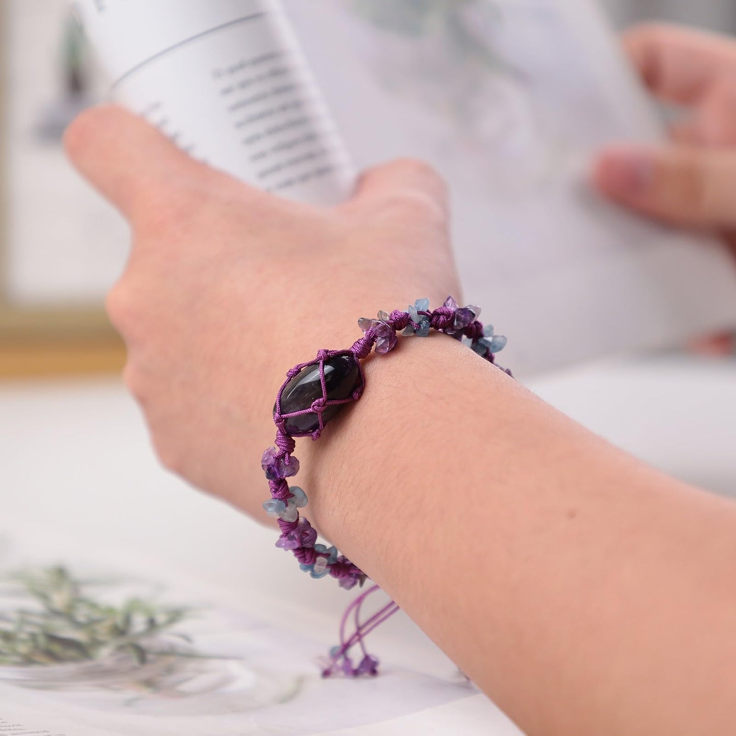 TUMBEELLUWA Natural Crystal Chips Bracelet Boho Woven Knotted Braided Crystal Holder Bracelets Trendy Chakra Jewelry Gift for Women Men, Amethyst & Aquamarine