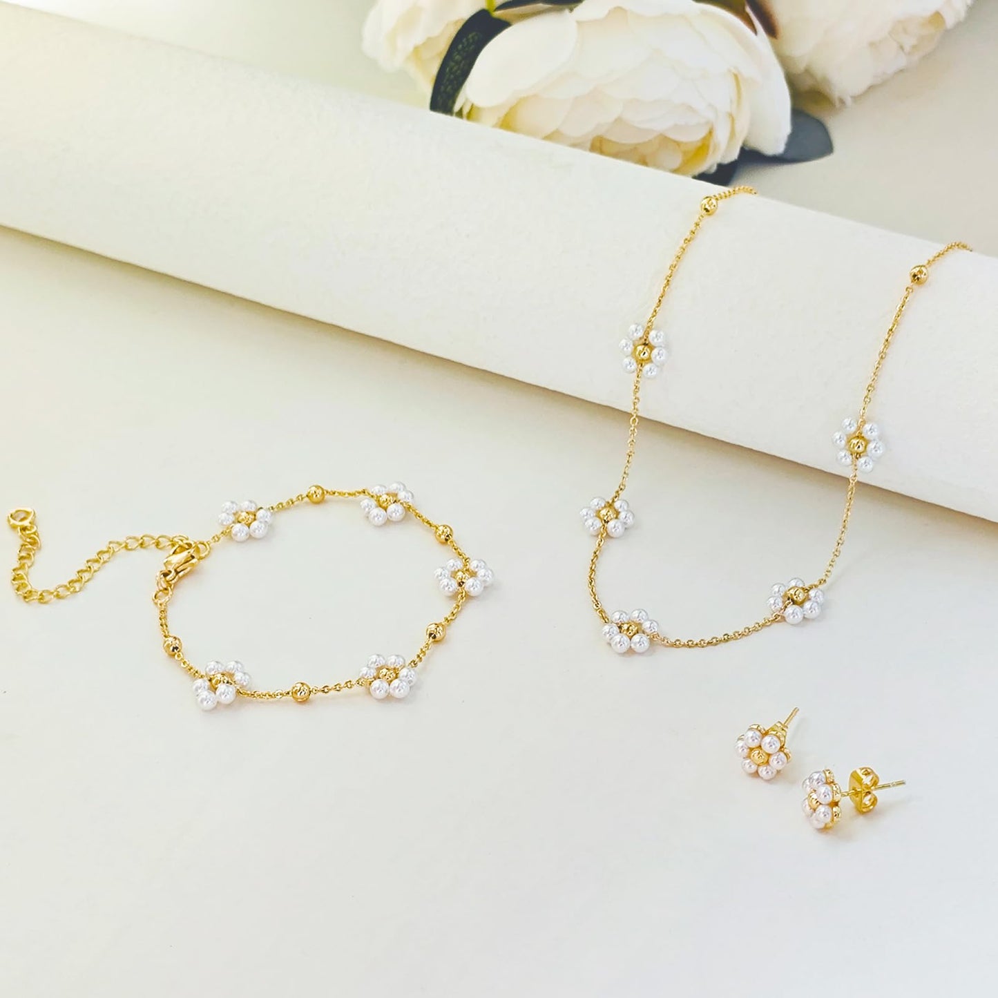 Zeffy Gold Daisy Pearl Necklace and Earring Set with Pearls Stud Earrings Bracelets 14K Gold Plated Flower Choker Necklace Wedding Bride Daisy Jewelry Trendy Gift