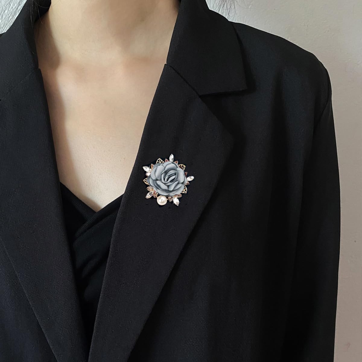 Elegant Rose Flower Brooch Pin for Women Men Wedding Party Gentleman's Essentials Handmade Imitation Crystal Pearl Fabric Flower Lapel Pin Dress Suit Accessories Boutonniere Ideas Gift (Grey)