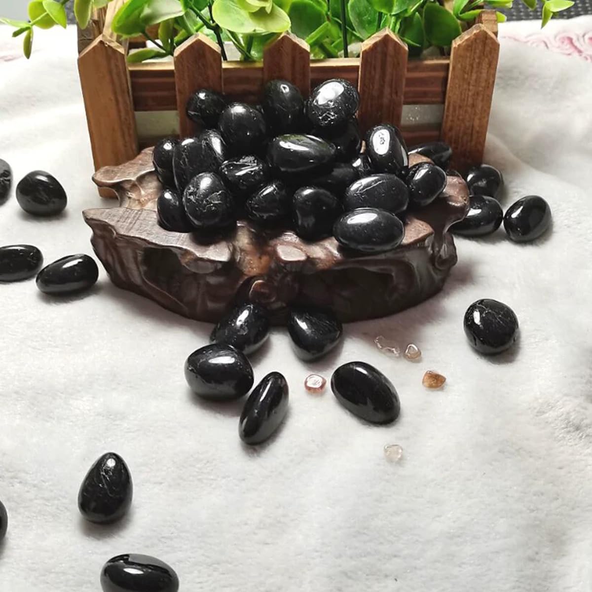 Erliway 1PC 1.25-2" Black Tourmaline Tumbled Stone, Polished Reiki Healing Crystal and Stone, Natural Tumbled Polished Stones for Energy Witchcraft Therapy Meditation Protection Home Decor