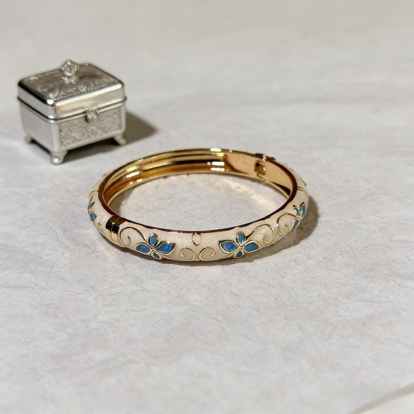 MQCEHTI Vintage Flower Cloisonne Bangle Bracelet for Women, Enamel Chunky Gold Plated Bracelets Jewelry Gifts (White Blue Flower)