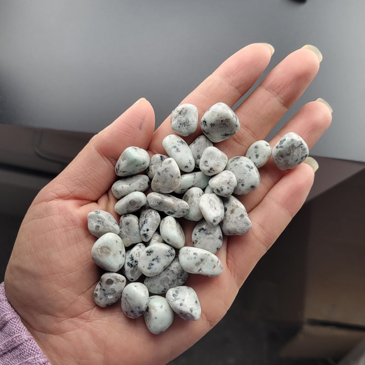 1,000 Carats Handpicked Tumbled Stones Crystals Chips Bulk Pocket Stones for Healing, Reiki, Meditation, Witchcraft and Home Decorations (Kiwi Jasper)