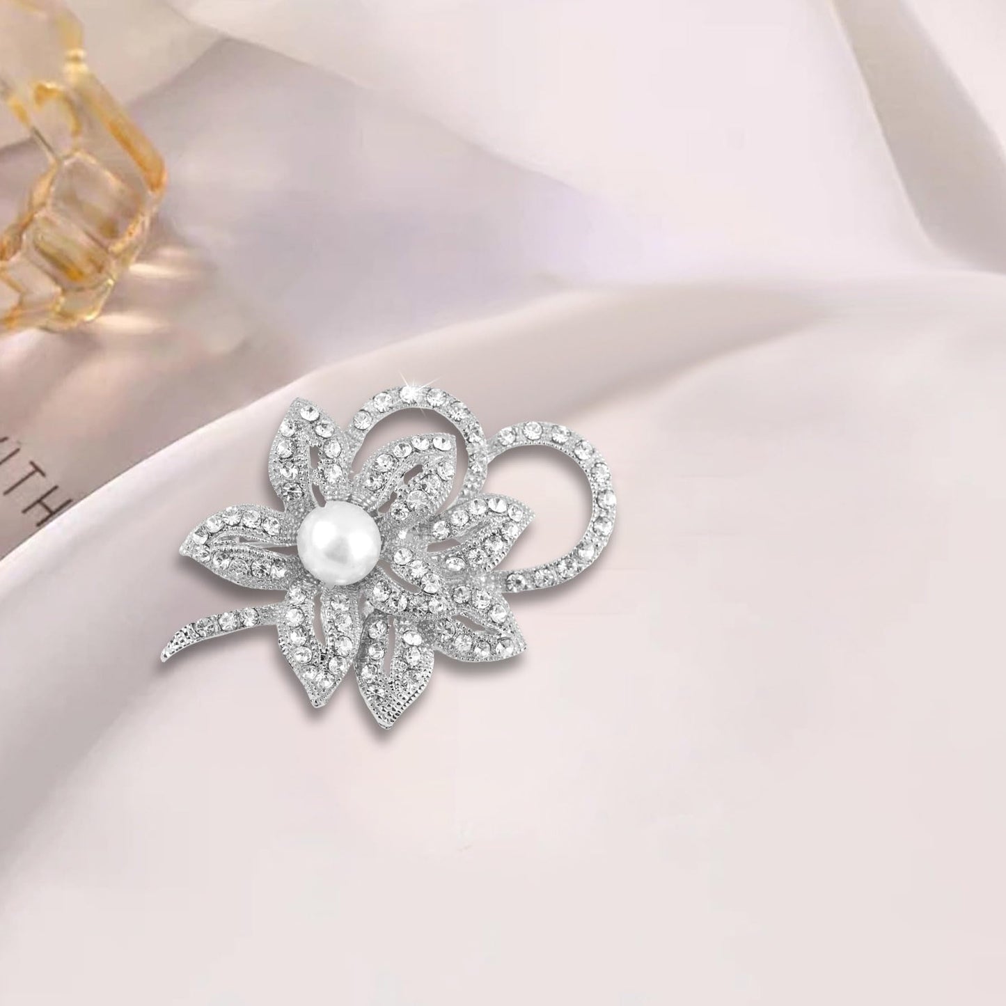 Crystal Flower Brooch Pins for Women Elegant Enamel Rhinestone Floral Brooches Pin Fashion Jewelry for Party Dance Wedding Banquet Brooch for Women Gift (Silvre Pearl Flower)