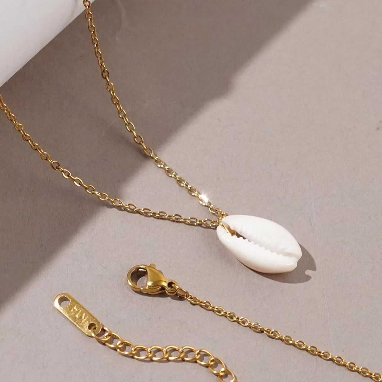 Shell Starfish Necklace for Women Gold Tone Layered Beach Jewelry Pearl Seashell Charm Adjustable Coastal Necklace for Summer Vacation Outfits Gifts
