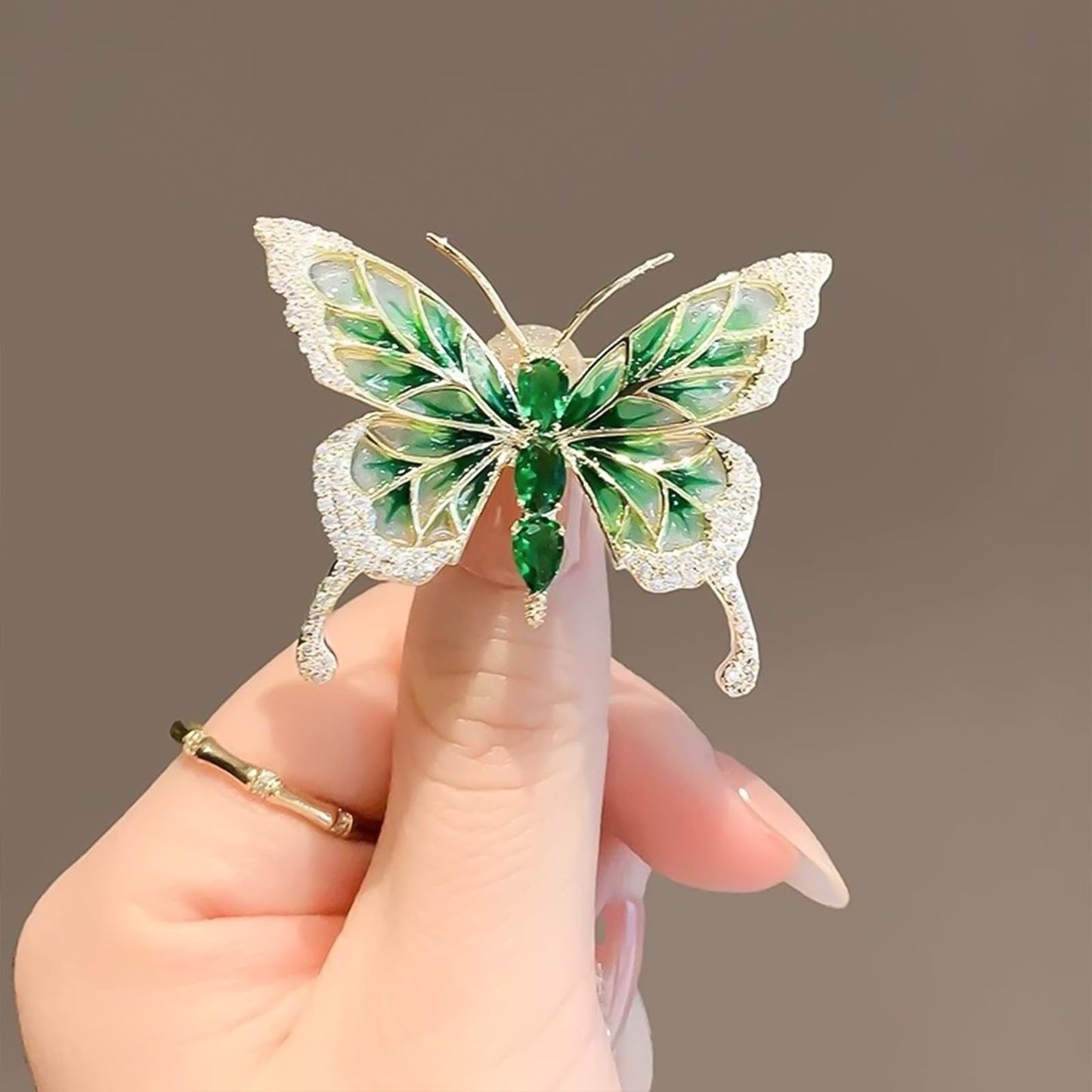 HETICA Women Animal Floral Brooch Pin Accessory Perfect as a Gift for Anniversary Celebrations, Parties, Or Everyday Wear (Butterfly-Green)