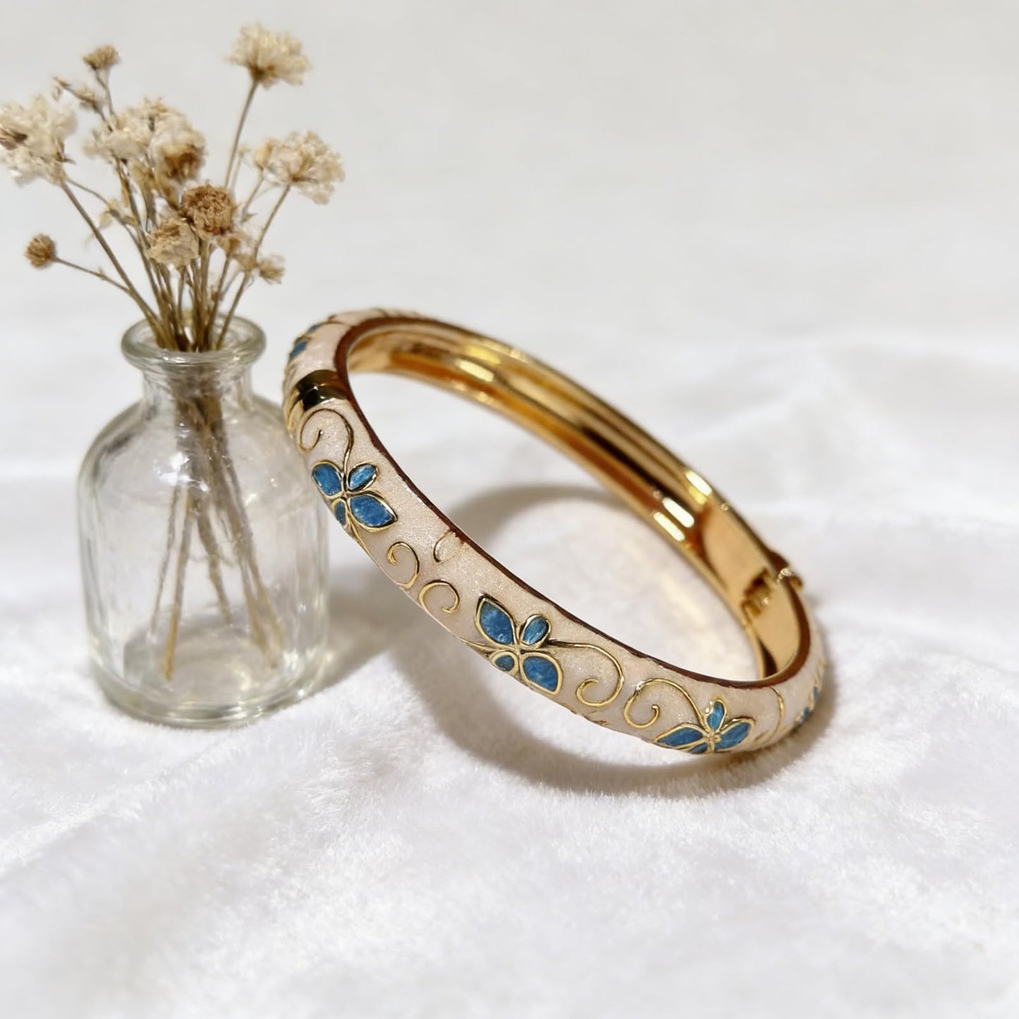 MQCEHTI Vintage Flower Cloisonne Bangle Bracelet for Women, Enamel Chunky Gold Plated Bracelets Jewelry Gifts (White Blue Flower)