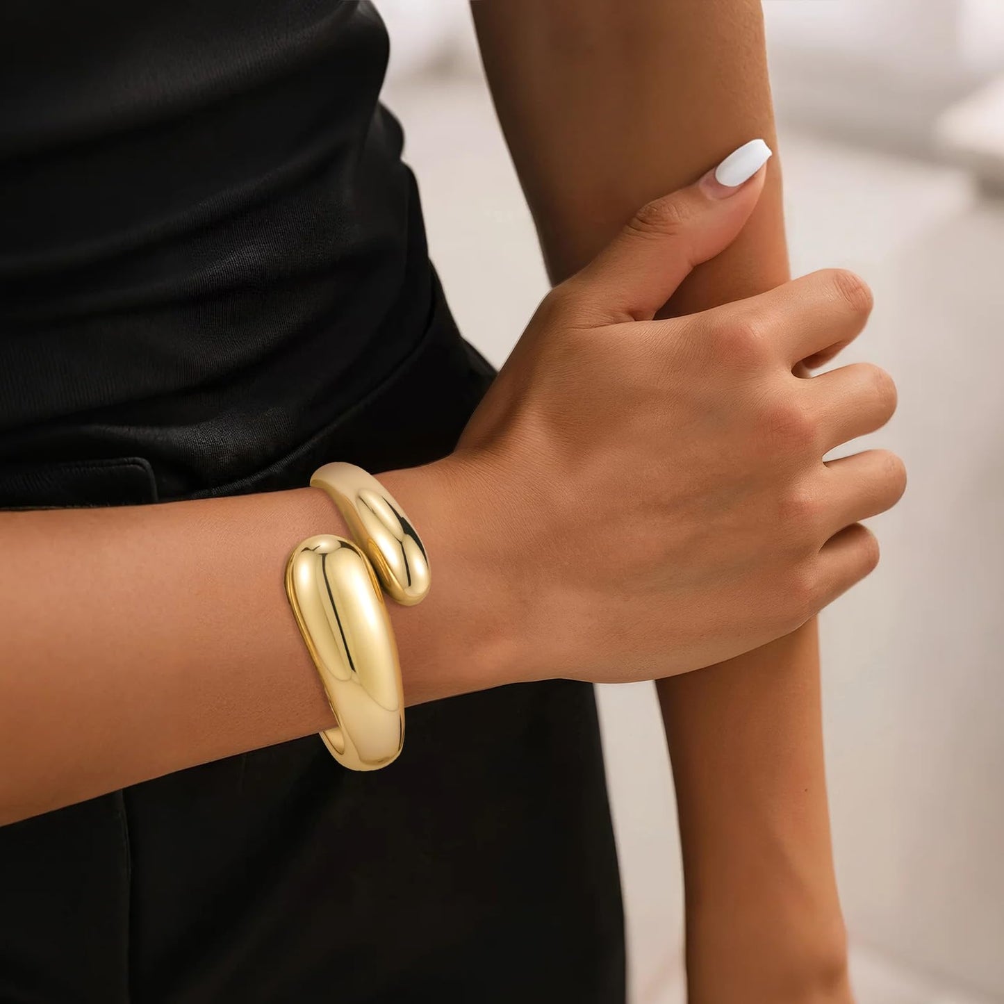 Yowivon Gold Bangles for Women, 2PCS Teardrop Chunky Gold Bracelet Set, Hinged Irregular Bangle Bracelets Stack for Women, Non Tarnish Wrist Cuff, Trendy Jewelry Gifts for Christmas Valentine Birthday