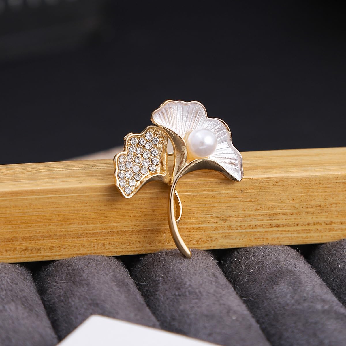 Golden Pearl Flower Brooch for Women, Elegant Floral Pin with Crystal Leaf, Delicate Enamel Petal Brooch for Dresses Coats Scarves Jewelry Accessory
