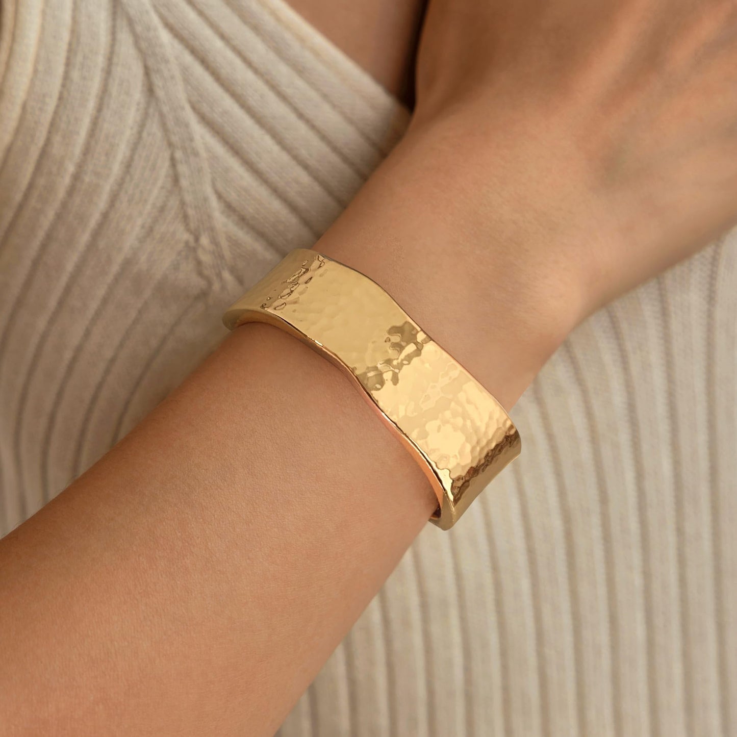 MIJENITI Gold Cuff Bangle Bracelets for Women Charm Chunky Bracelets Gold Statement Bracelet Trendy Jewelry for Women