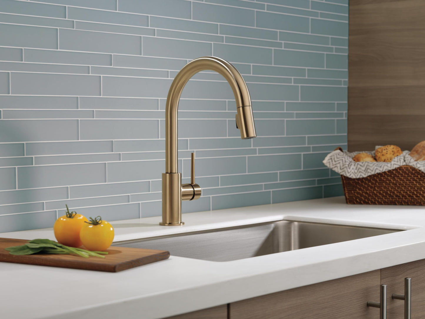 Delta Faucet Trinsic Gold Kitchen Faucet, Kitchen Faucets with Pull Down Sprayer, Kitchen Sink Faucet, Gold Faucet for Kitchen Sink with Magnetic Docking Spray Head, Champagne Bronze 9159-CZ-DST