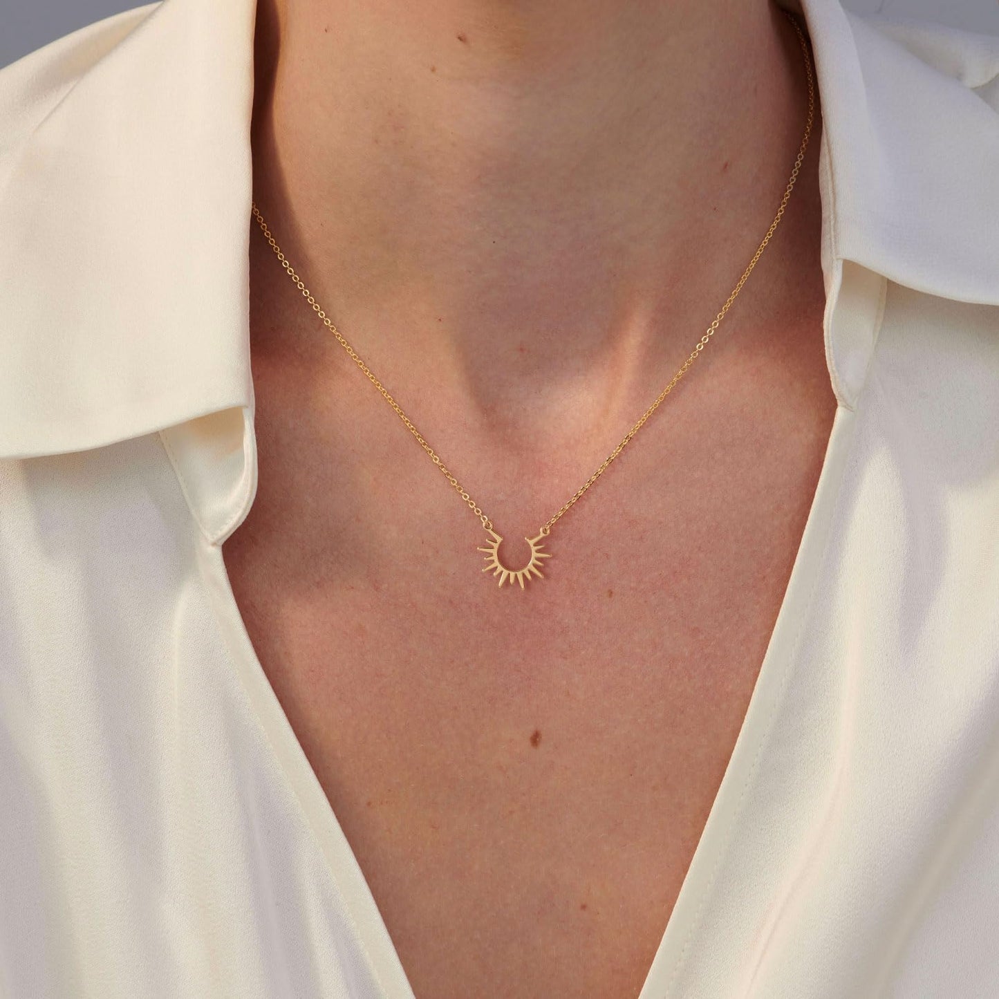 VRIUA Sun Necklace for Women 14k Gold Plated Sun Pendant Dainty Gold Necklace Minimalist Simple Jewelry