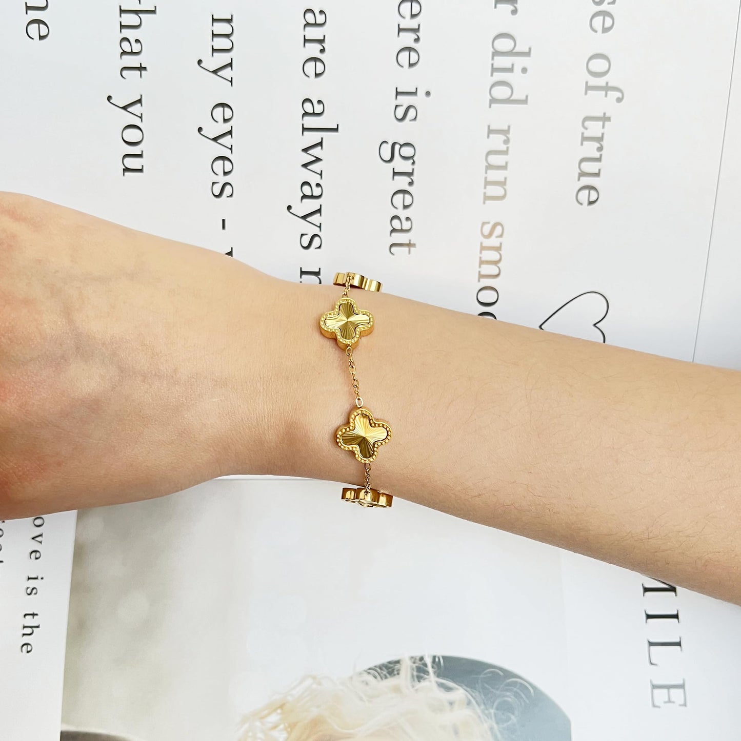 AIPPK 18K Gold Plated Clover Bracelet Dupes Gold Danity Bracelet for Women Flower Four Leaf Bracelets Lucky Jewelry Gifts for Women (Gold)