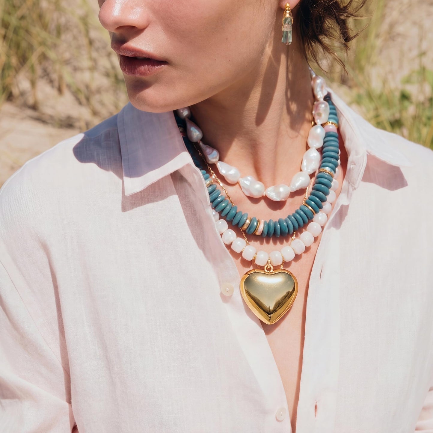 MIUSISHIYU Cream White Faux Alabaster Resin Chunky Necklaces for Women, Trendy Beaded Puffy Gold Heart Pendant Statement Choker, Lightweight Boho Y2K Summer Beach Jewelry
