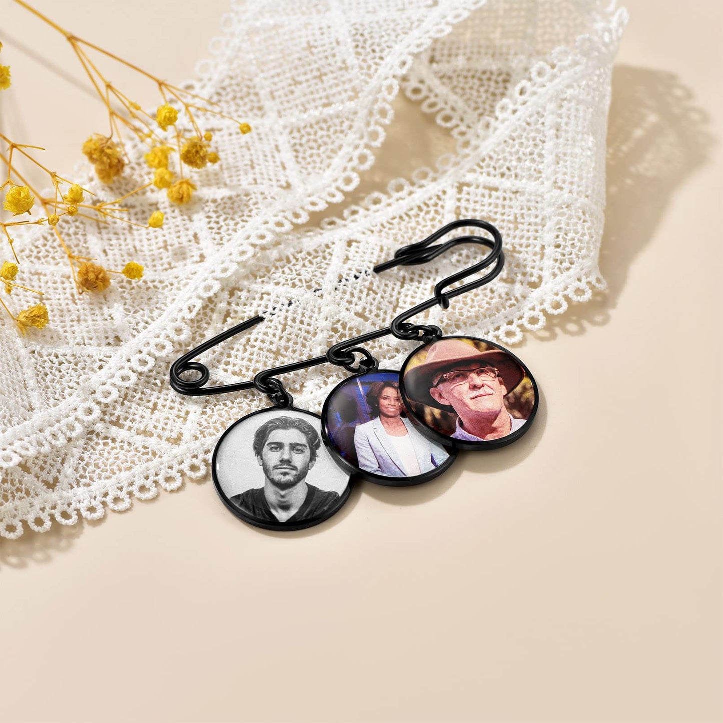 Custom4U Wedding Bouquet Charms Memorial Engraved with 4 Pictures Round Shaped Memory Photo Charm for Bride Groom Mother Father