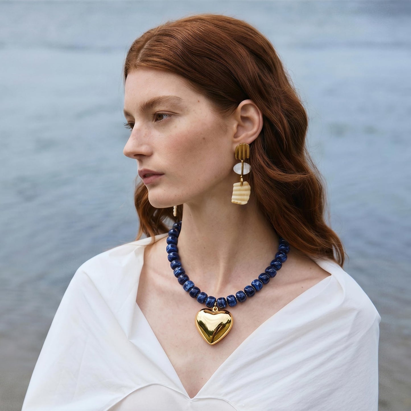 MIUSISHIYU Navy Blue Faux Lapis Lazuli Resin Chunky Necklaces for Women, Trendy Beaded Puffy Gold Heart Pendant Statement Choker, Lightweight Boho Y2K Summer Beach Jewelry