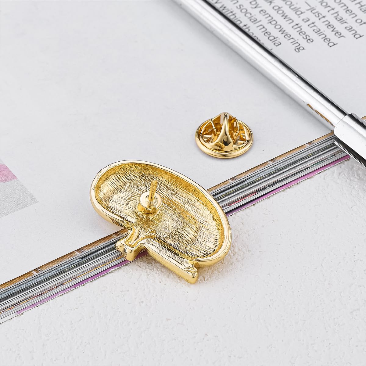 Dr's gift Kidney Anatomy Enamel Brooch Pin14K Plated Gold Renal Lapel Badge Endocrinology Urology Jewelry for Doctors Nurses Medical Students