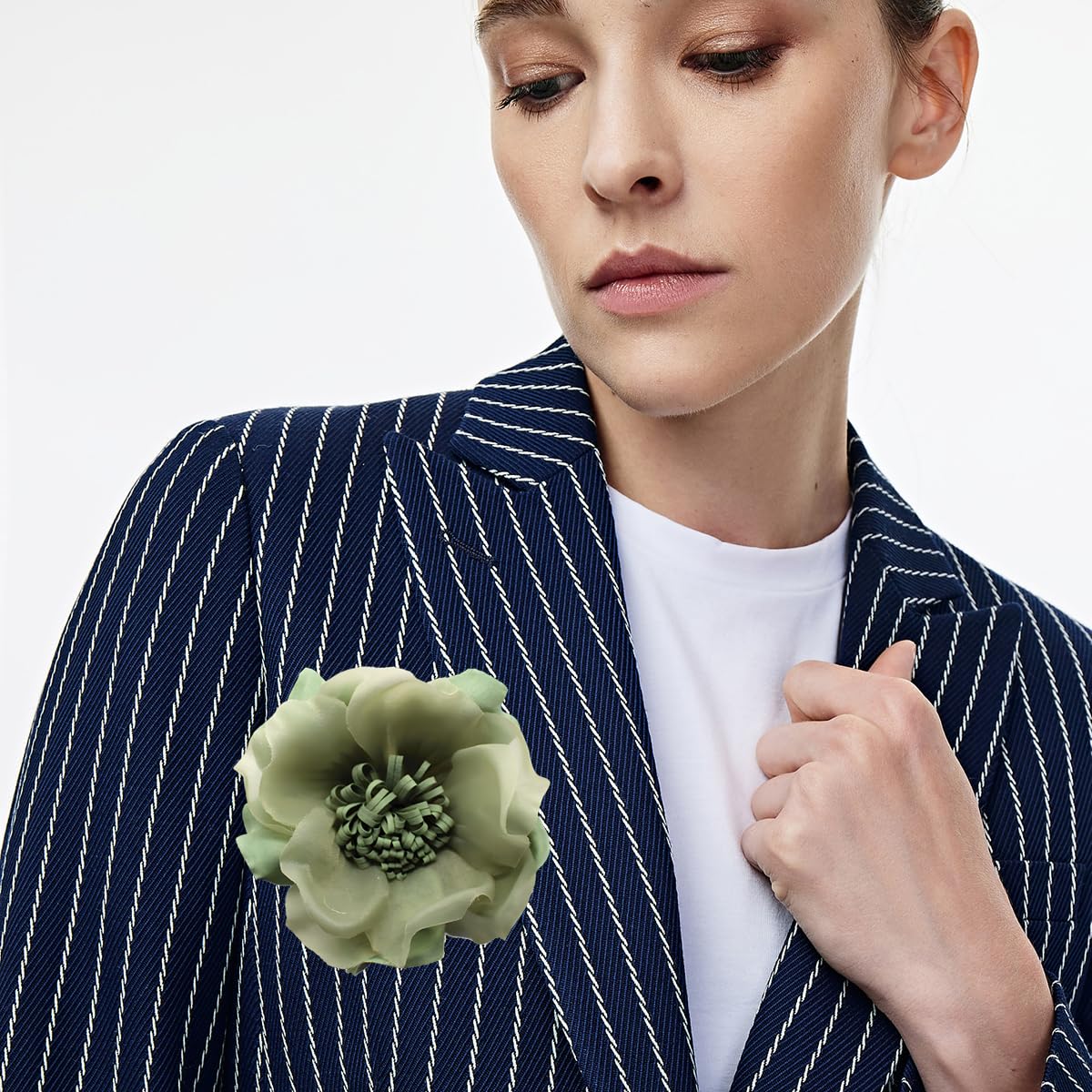 Elegant Large Cloth Flower Brooches Big Camellia Flower Brooch Pin for Women Dainty Cloth Fabric Rose Brooches Dress Skirt Scarf Hat Pins Clothing Decoration Accessories (Green brooch)
