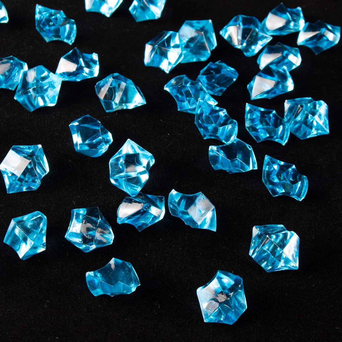FLJHAYDMJ 250 PCS Blue Fake Ice,0.62x0.86 Inch,1.1 lbs Acrylic Crystal Gemstones for Decoration, Photography, Vase Filling, and Parties,Non-Toxic and Reusable