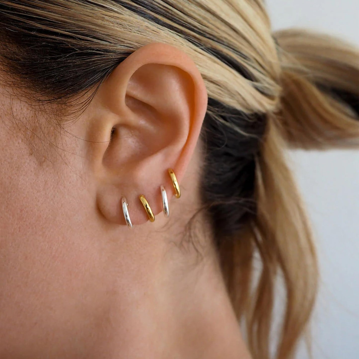 Gokeey Gold Hoop Earrings Set for Women, Tiny Gold Huggie Earrings for Women, Lightweight Mini Small Hoop Earrings Set for Cartilage Earrings