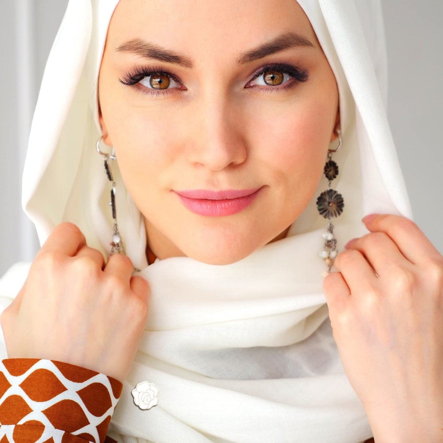 MTLEE 16 Pairs Hijab Magnetic Pins for Women Black and White No Snag Multi-use Hijab Magnets Pinless Scarf Magnets Pin Buttons Brooch Clasps for Clothing Scarves Headscarf Hats Shirt Collars Shawls