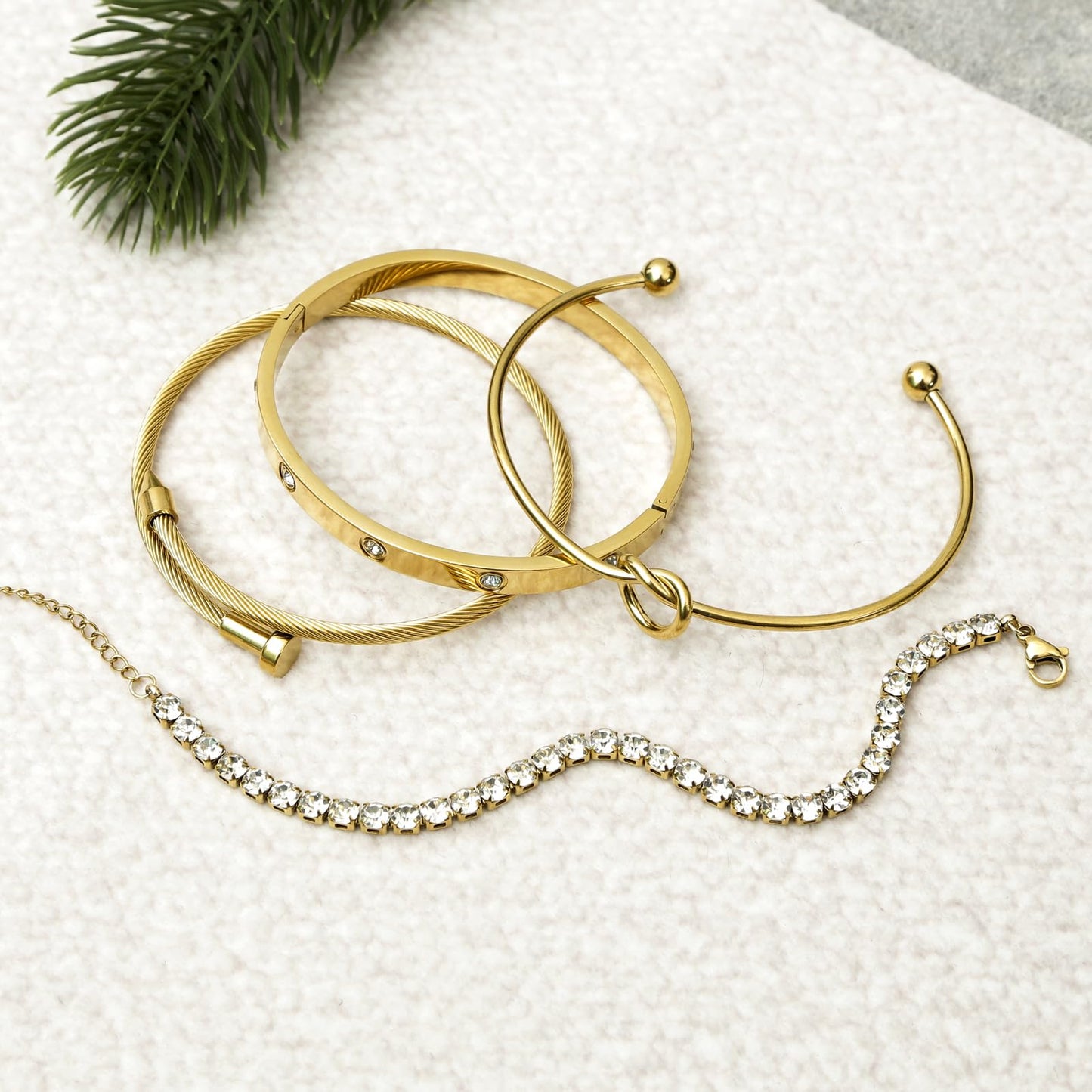 Lamdo 18K Gold Plated Womens Stackable Floral Gold Clover Bracelets Set Love Bangle Bracelets Non Tarnish, Gold Bracelet Set Trendy Jewelry,Gifts for Women's Day and Mother's Day