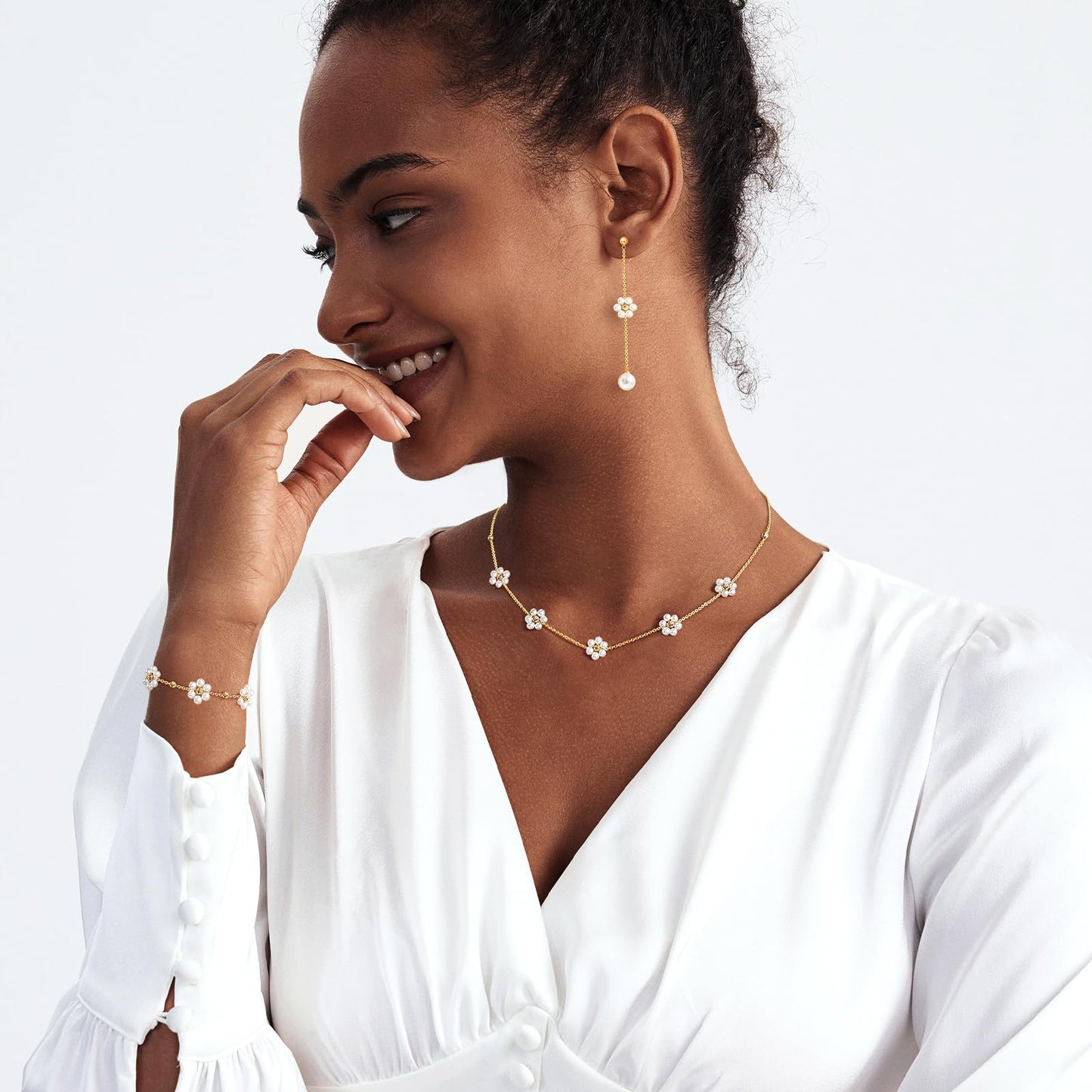 Zeffy Dainty Daisy Pearl Necklace and Earring Set with Drop Earrings Bracelets 14K Gold Plated Flower Choker Necklace Wedding Bride Jewelry Trendy Gift