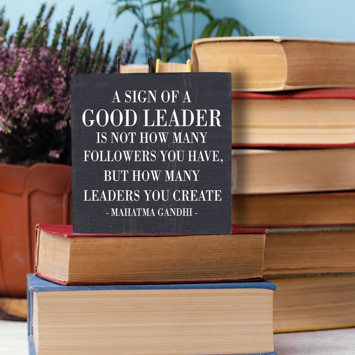 HTBIG A Sign of A Good Leader Desk Decor Sign, Office Decor For Boss Leader Gifts, Rustic Wood Sign for Boss Mentor Home Office Desk Shelf Table Decoration Gift