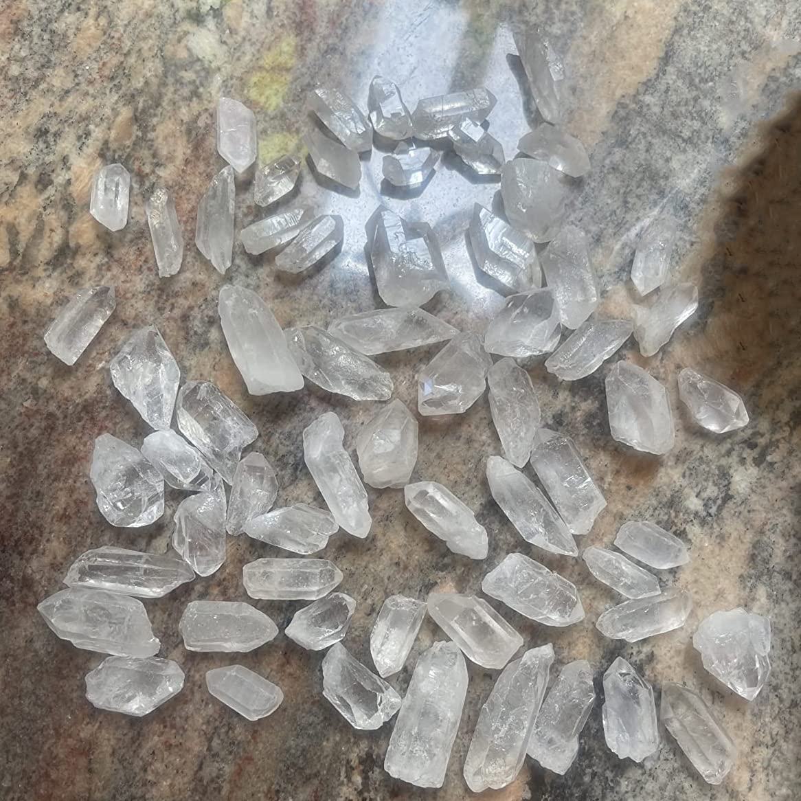 AMOYSTONE 1Lb Bulk Clear Quartz Crystal Points in Box Raw White Quartz Crystals Rough Stones Natural Clear Quartz Cluster for Home Decor
