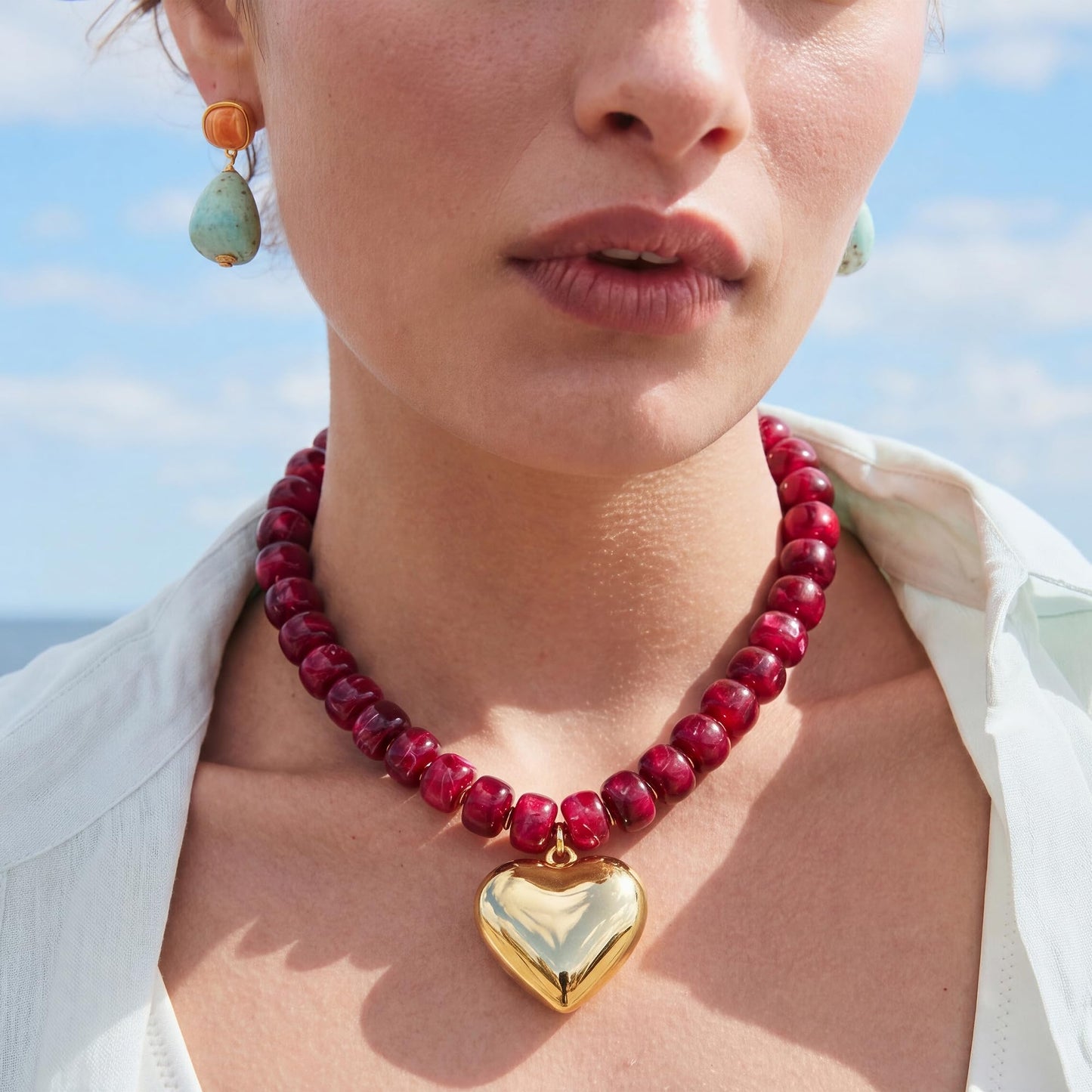 MIUSISHIYU Burgundy Red Faux Marble Resin Chunky Necklaces for Women, Trendy Beaded Puffy Gold Heart Pendant Statement Choker, Lightweight Boho Y2K Summer Beach Jewelry