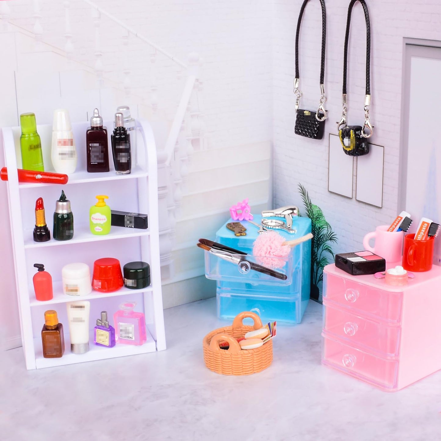 U-Zimikee 100 Pcs Dollhouse Mini Cosmetic Set，Miniature Bathroom Accessories，Mini Makeup Pretend Play Gifts for Girls，Jewelry Storage Case Shelf Handbag Camera Toiletries Dollhouse DIY Micro Scene